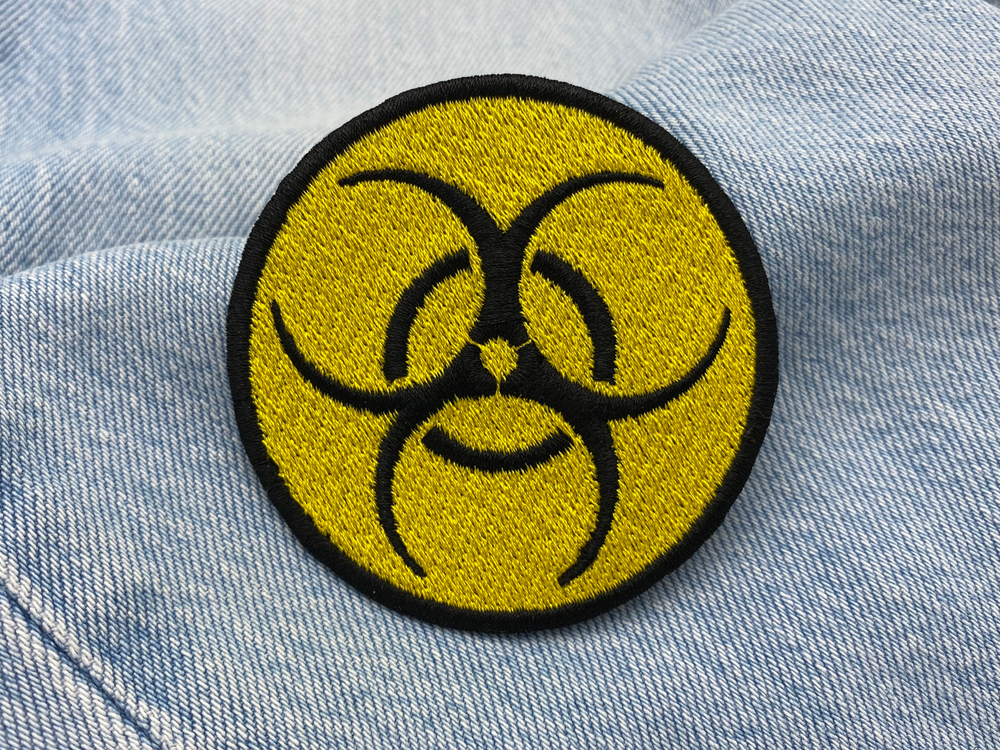 Biohazard Atom Patch auf blauer Jeans