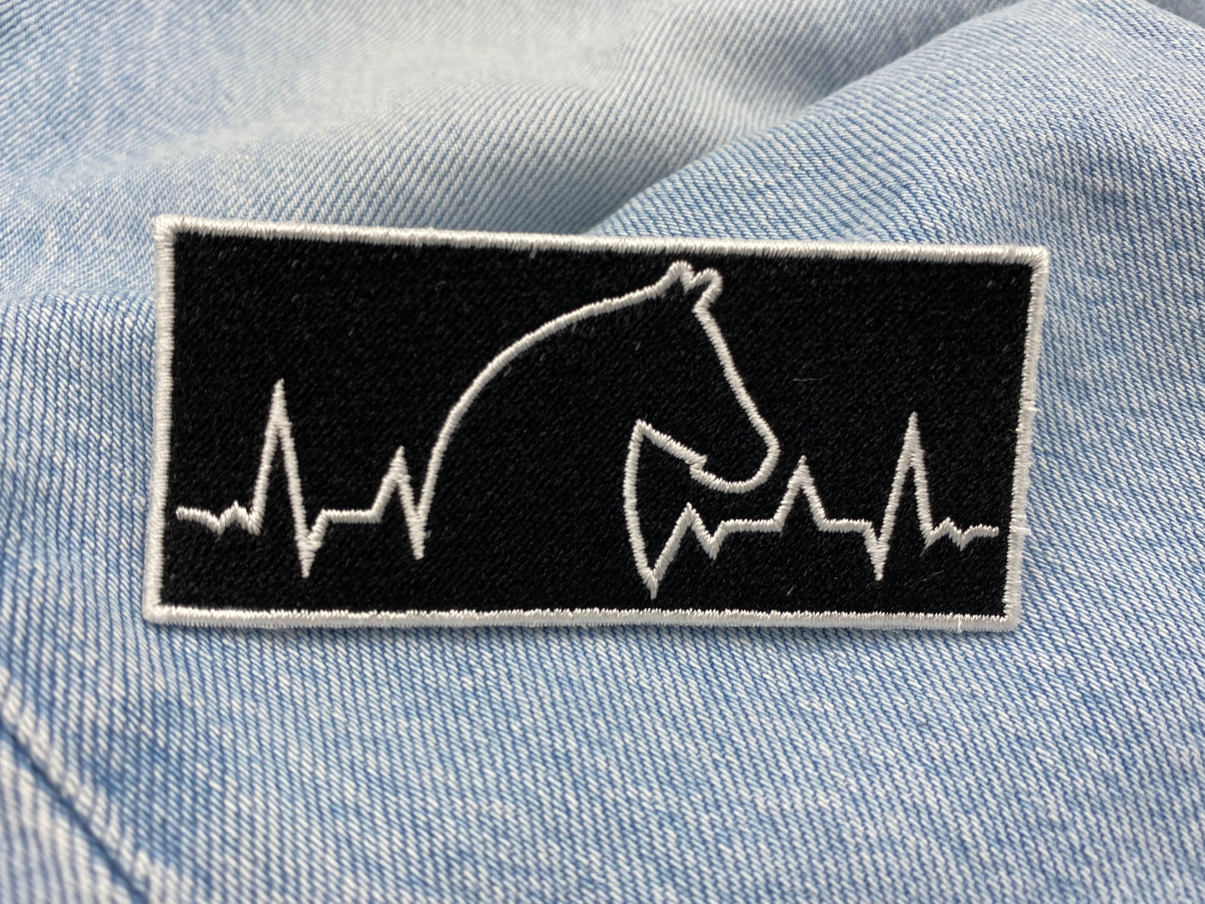 Herzschlag Pferdekopf Patch auf blauer Jeans