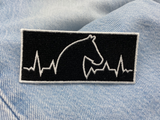 Herzschlag Pferdekopf Patch auf blauer Jeans