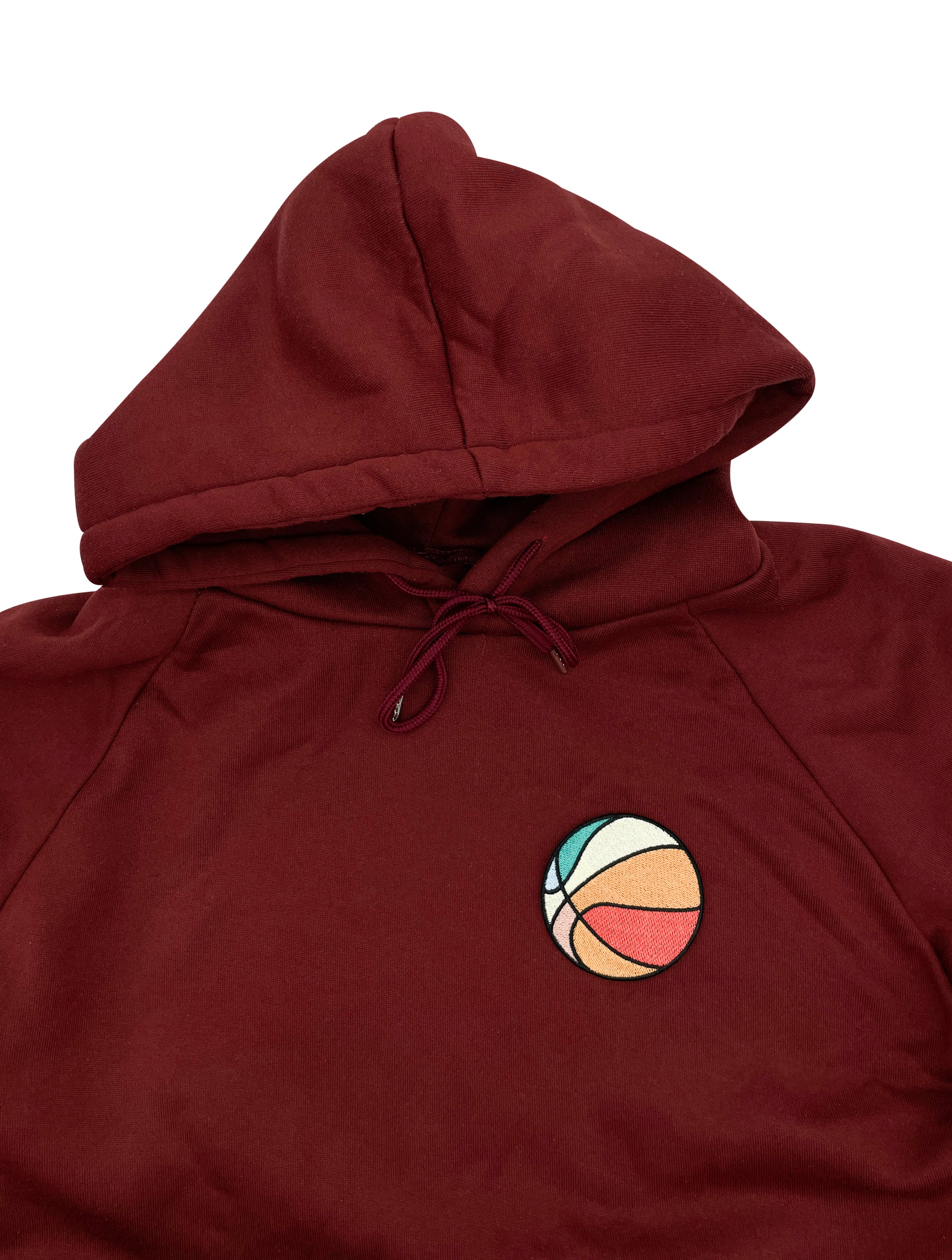 Basketball Patch aufgebügelt auf einem roten Pullover
