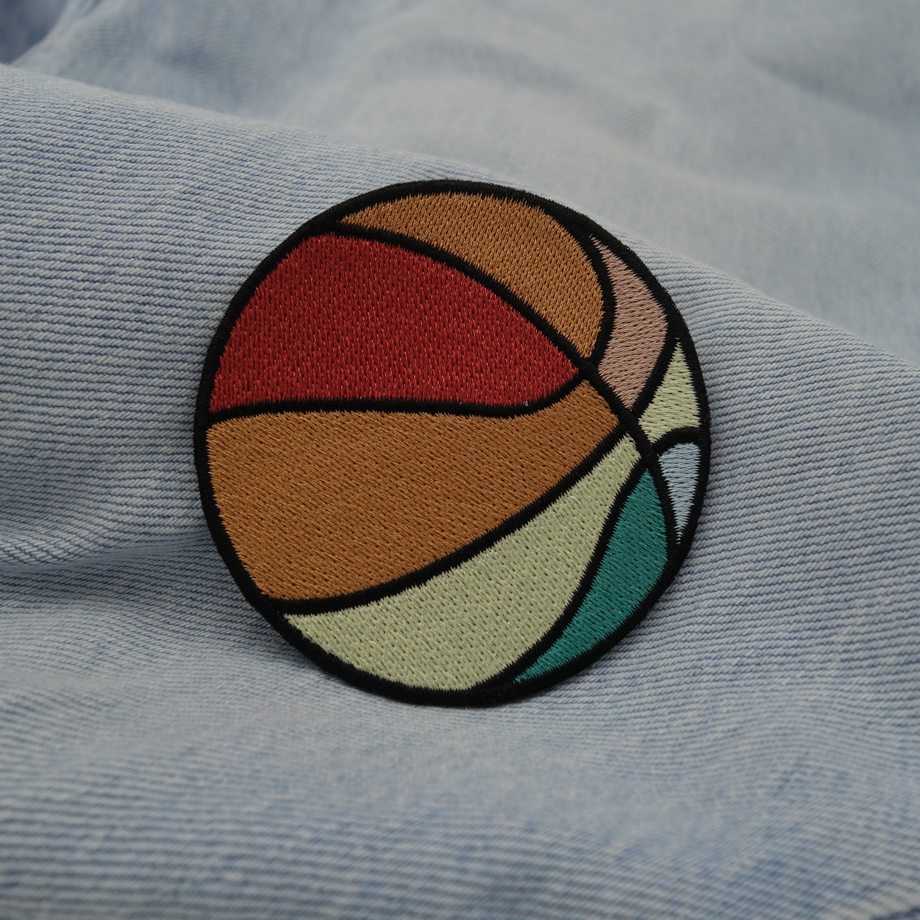 Basketball Patch auf blauer Jeans