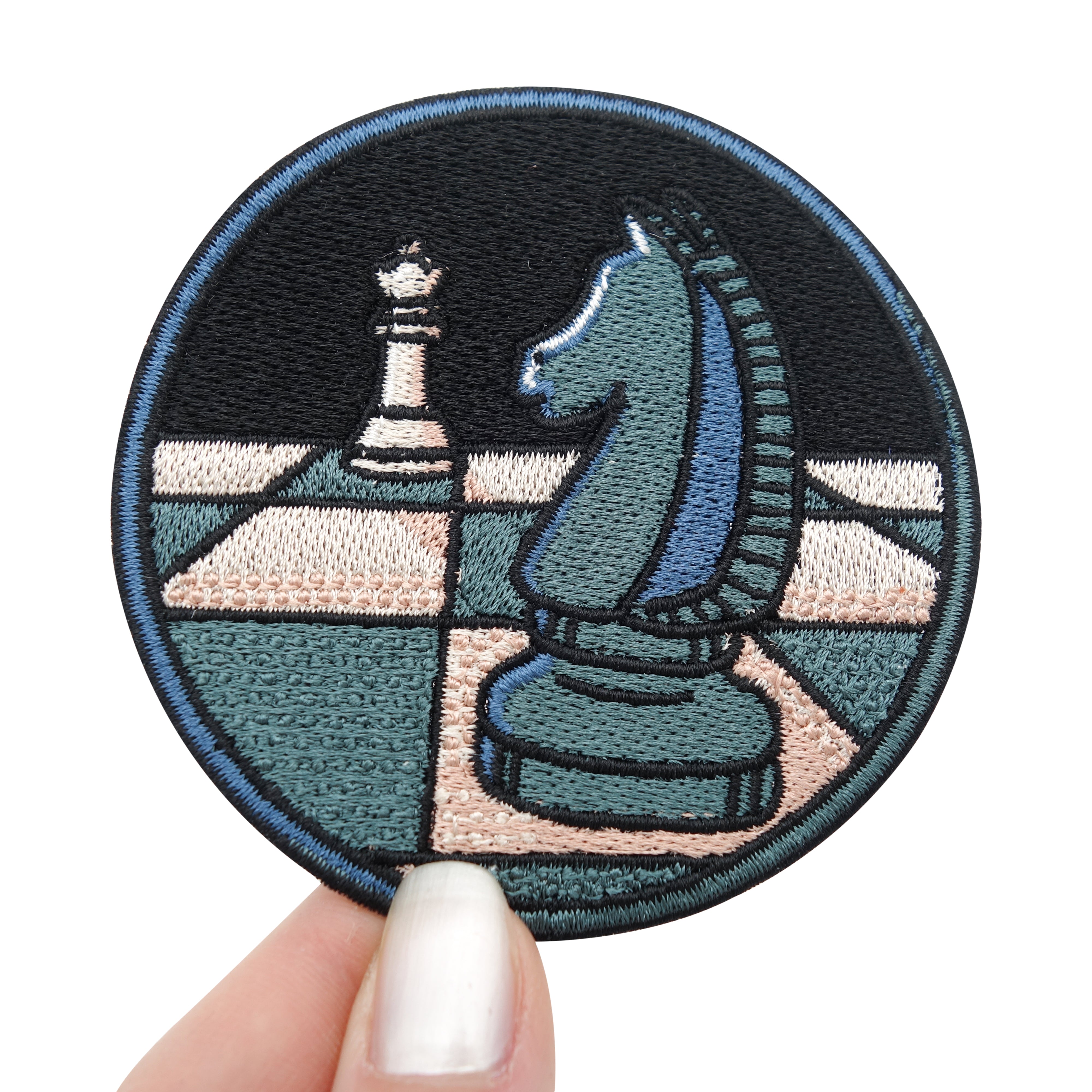 Frauenhand hält den Schach Patch