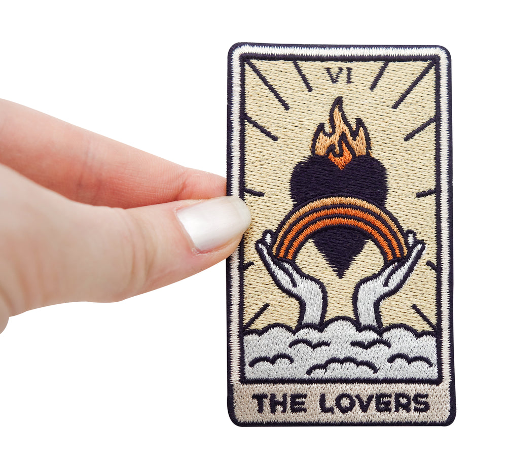 Tarot Karte Patch gehalten von einer Frauenhand