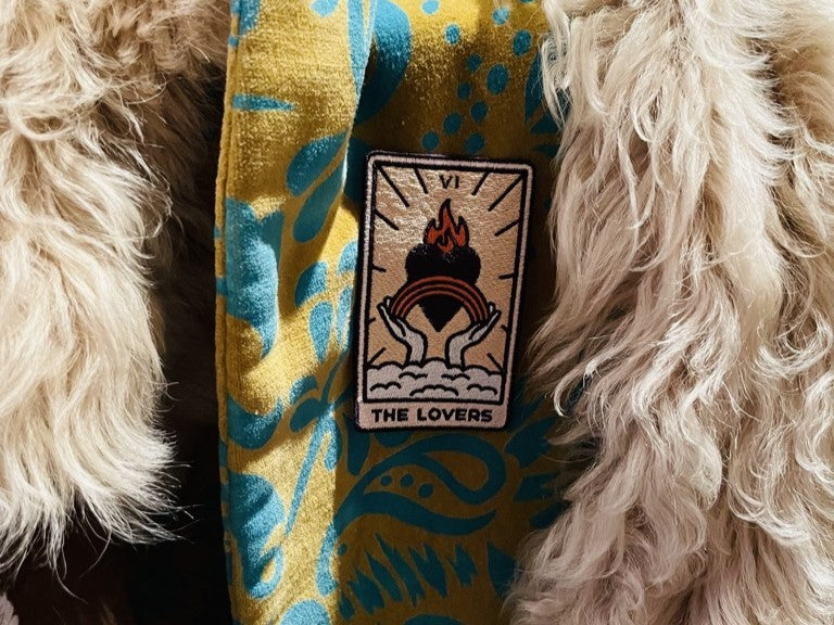 Tarot Karte Patch auf bunter Jacke 