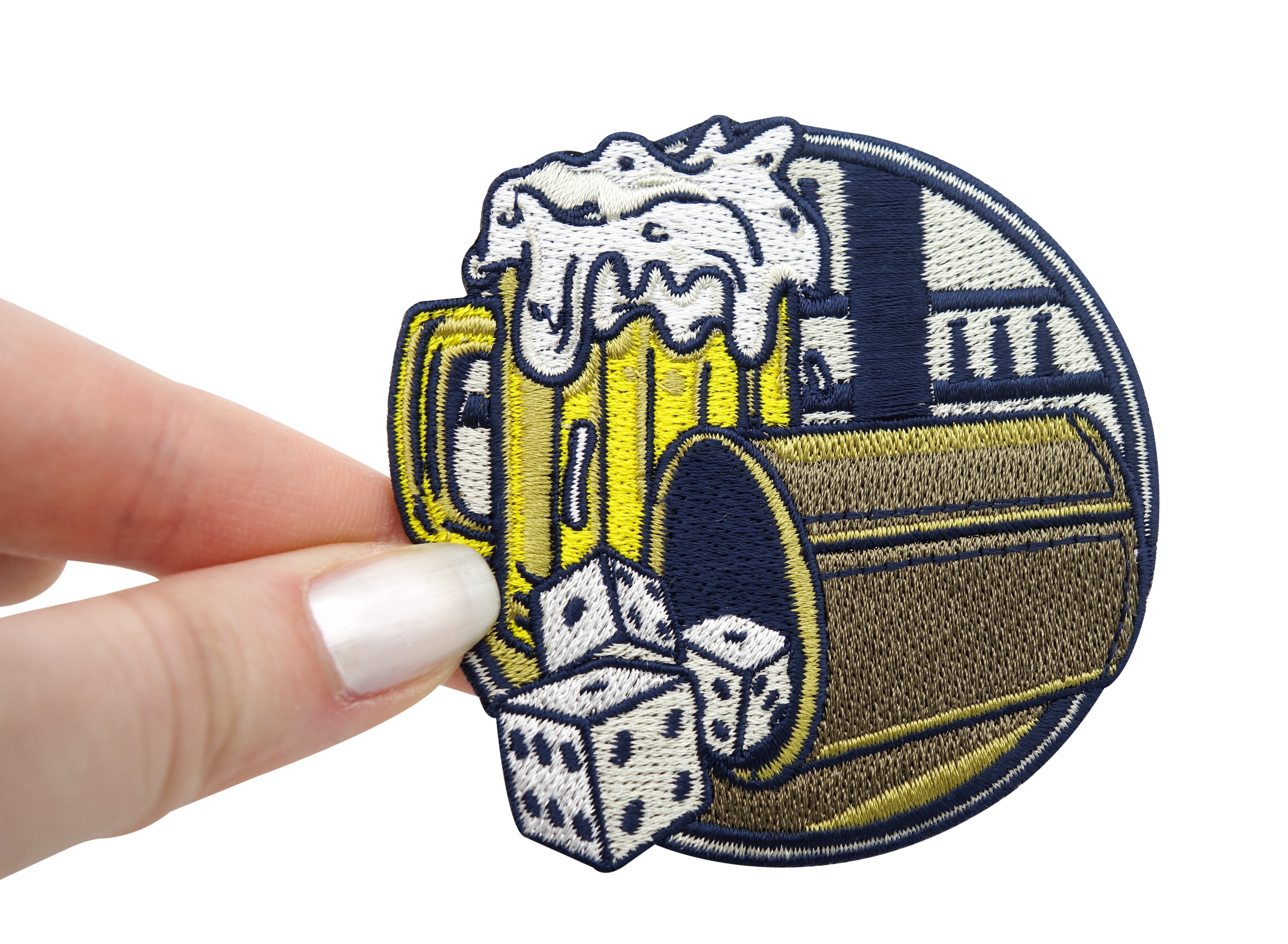 Frauenhand hält den Bier Patch
