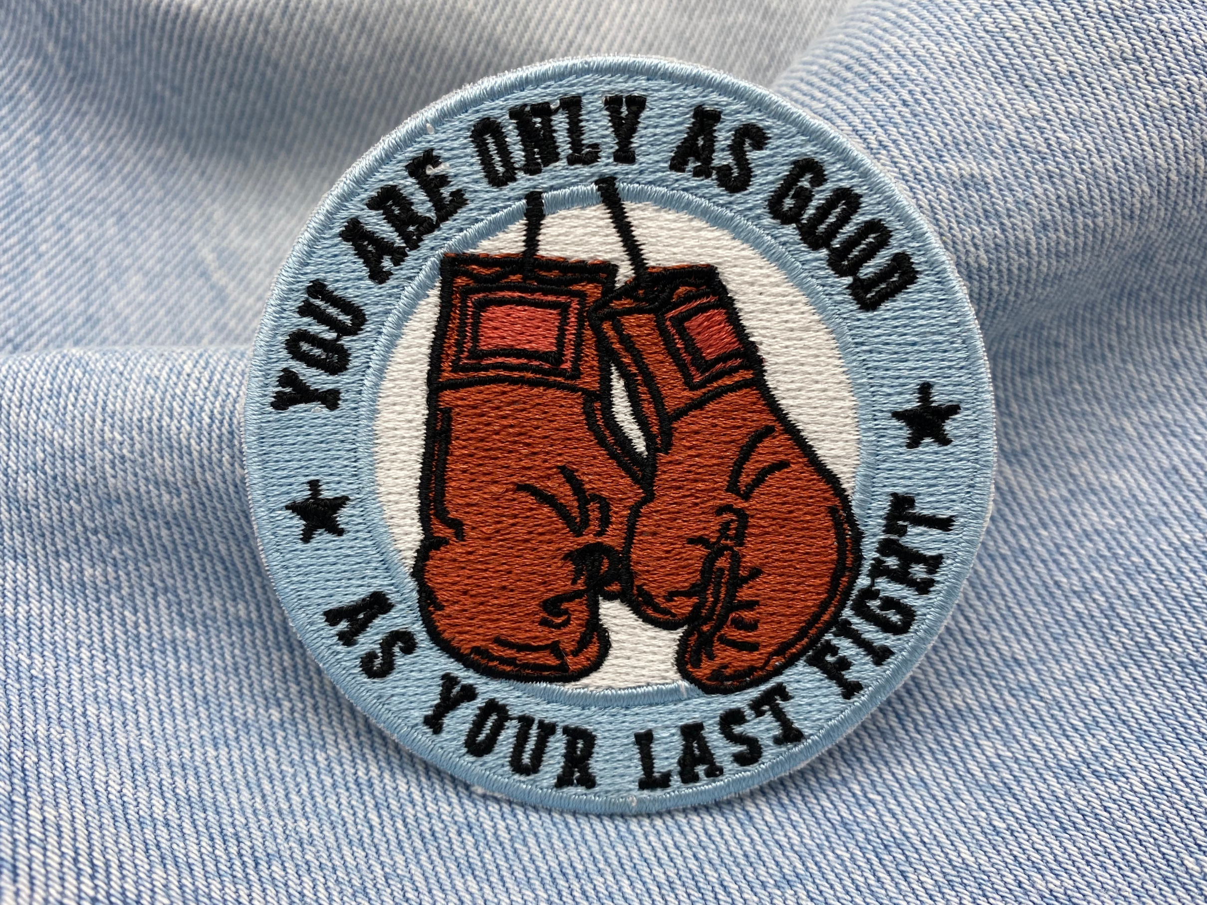 Boxhandschuhe Patch auf blauer Jeans
