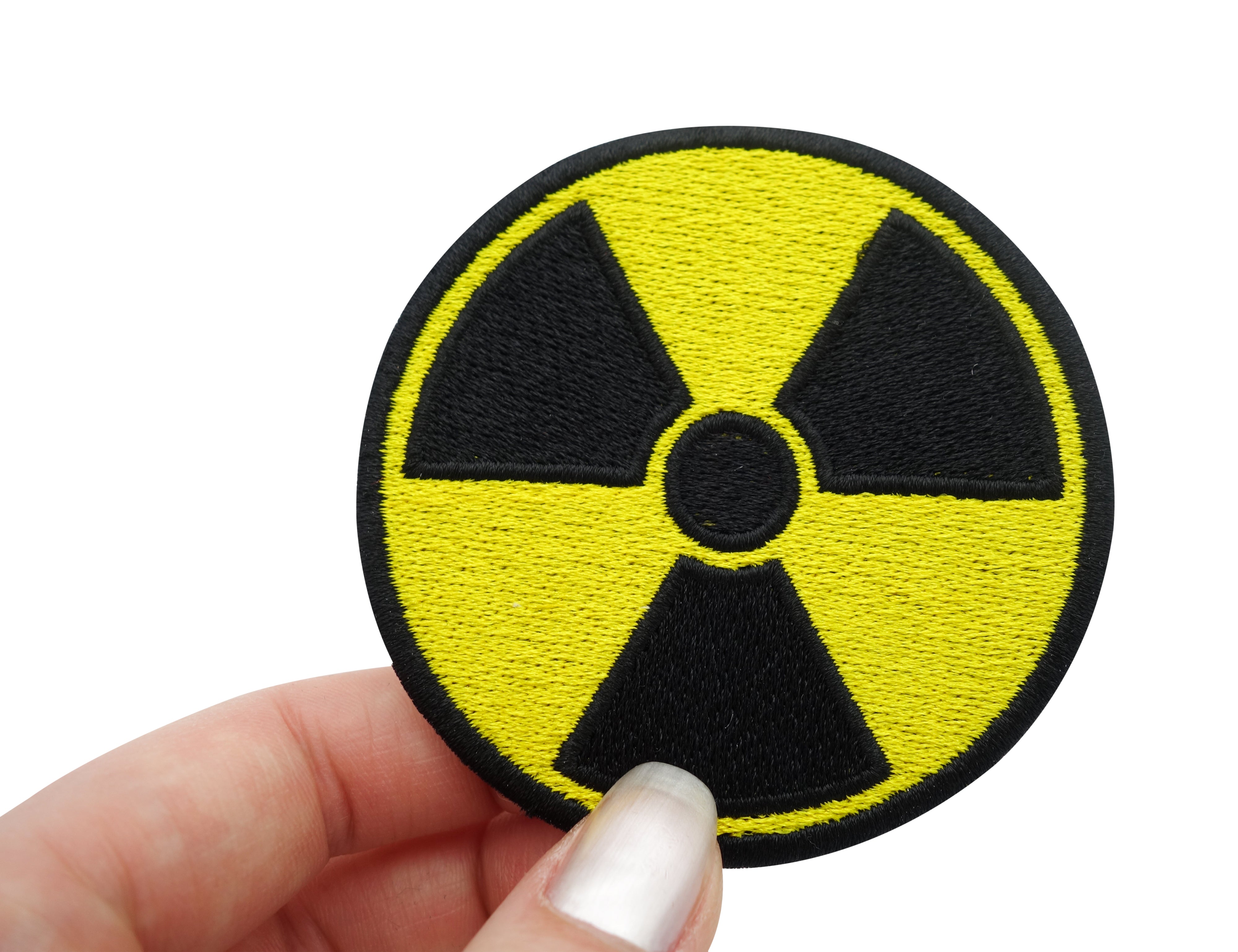 Radioaktivität Patch gehalten von einer Frauenhand