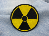 Radioaktivität Patch auf blauer Jeans