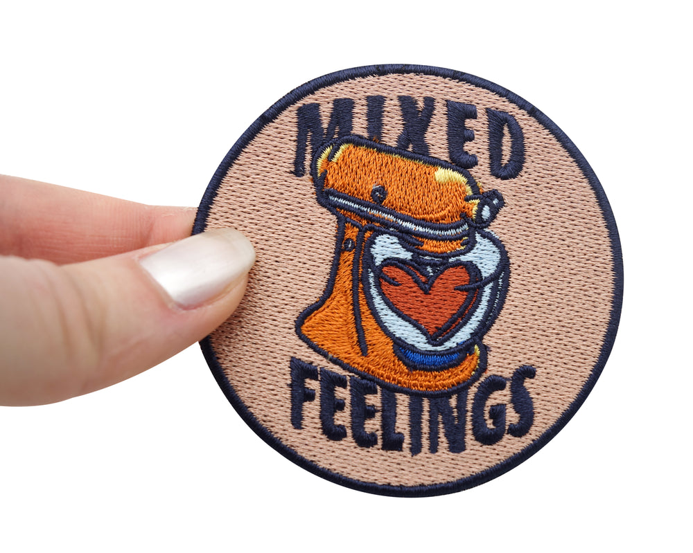 Frauenhand hält den Herz im Mixer Patch