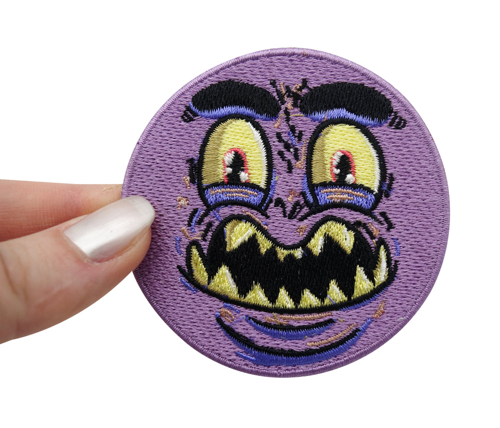 Monster Patch gehalten von einer Frauenhand