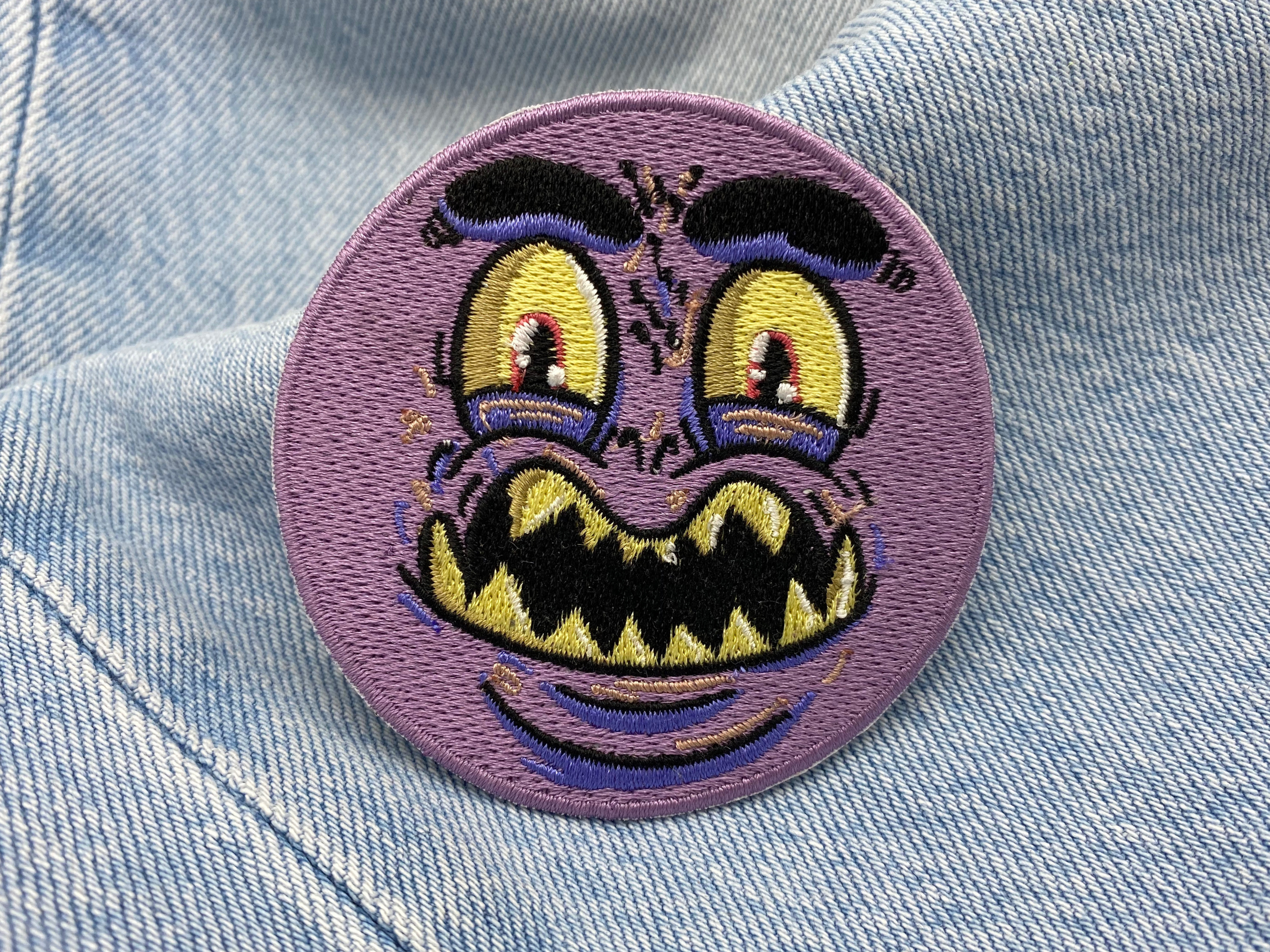 Monster Patch auf blauer Jeans