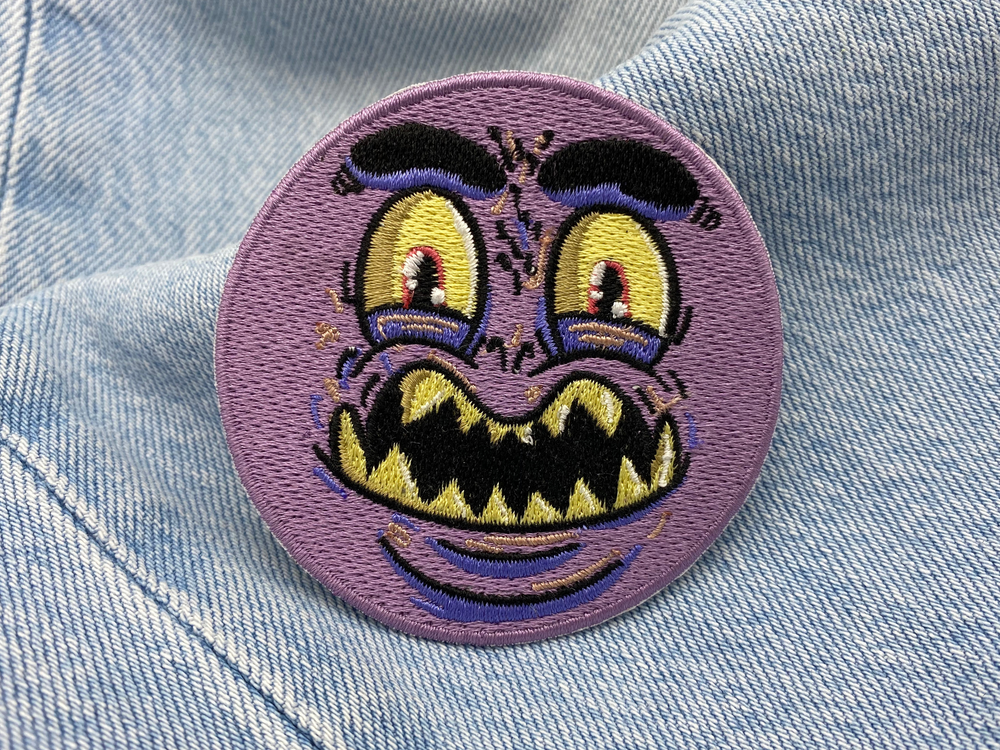 Monster Patch auf blauer Jeans