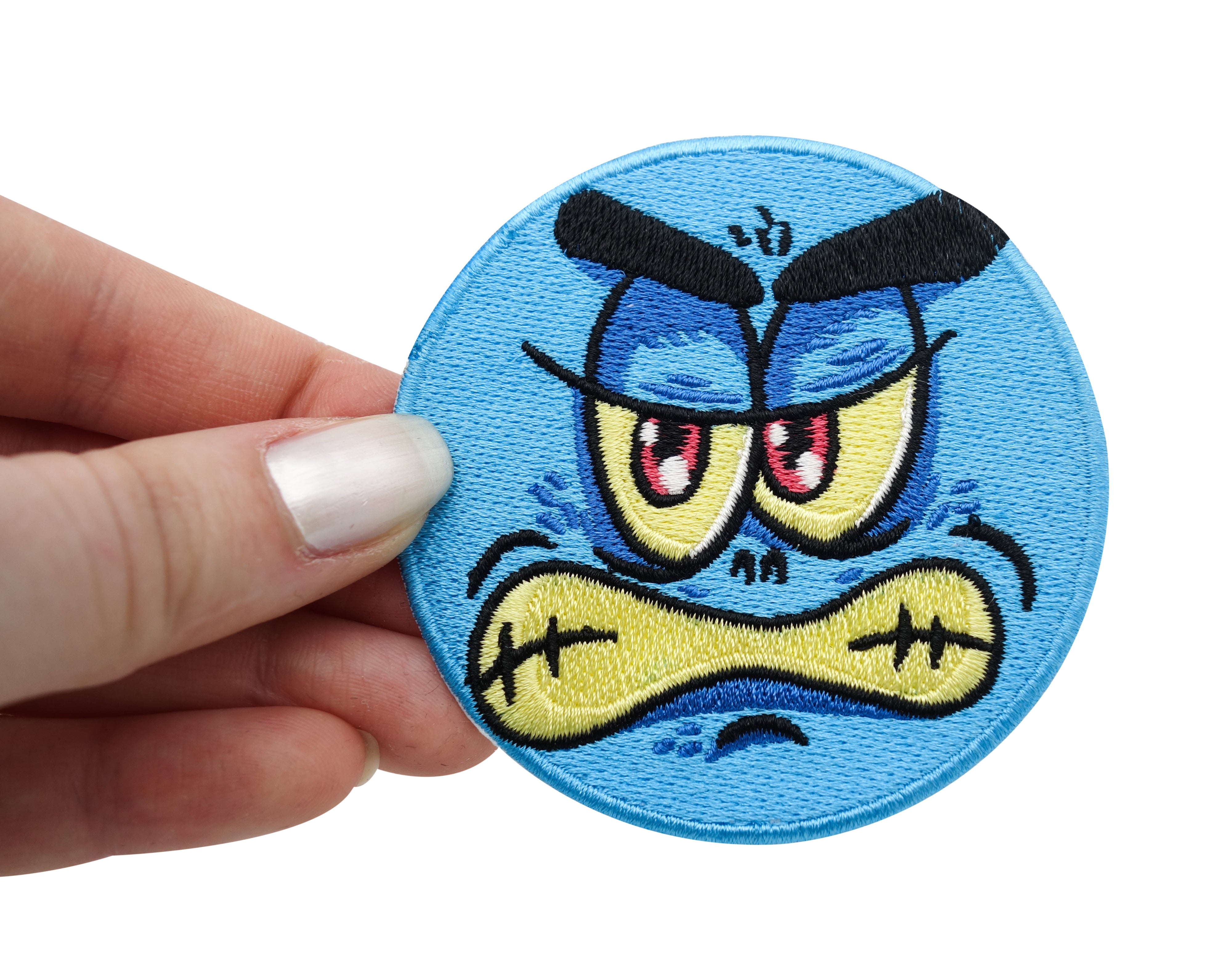 Monster Patch gehalten von einer Frauenhand