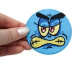 Monster Patch gehalten von einer Frauenhand