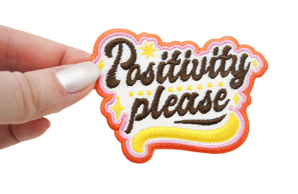 Frauenhand hält den Positivity Patch