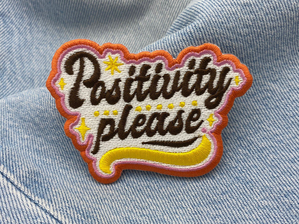 Positivity Patch auf blauer Jeans