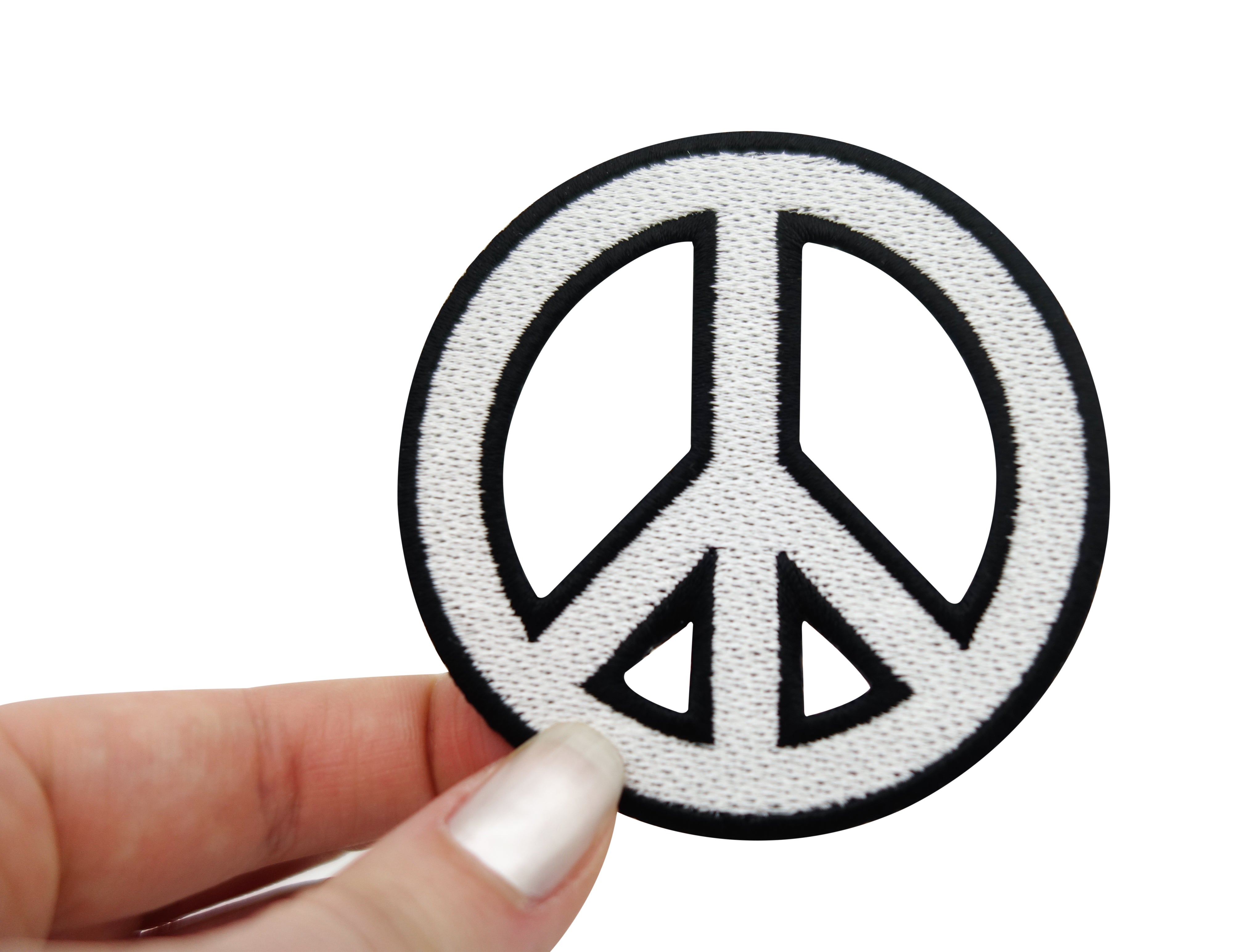 Peace Zeichen Patch gehalten von einer Frauenhand