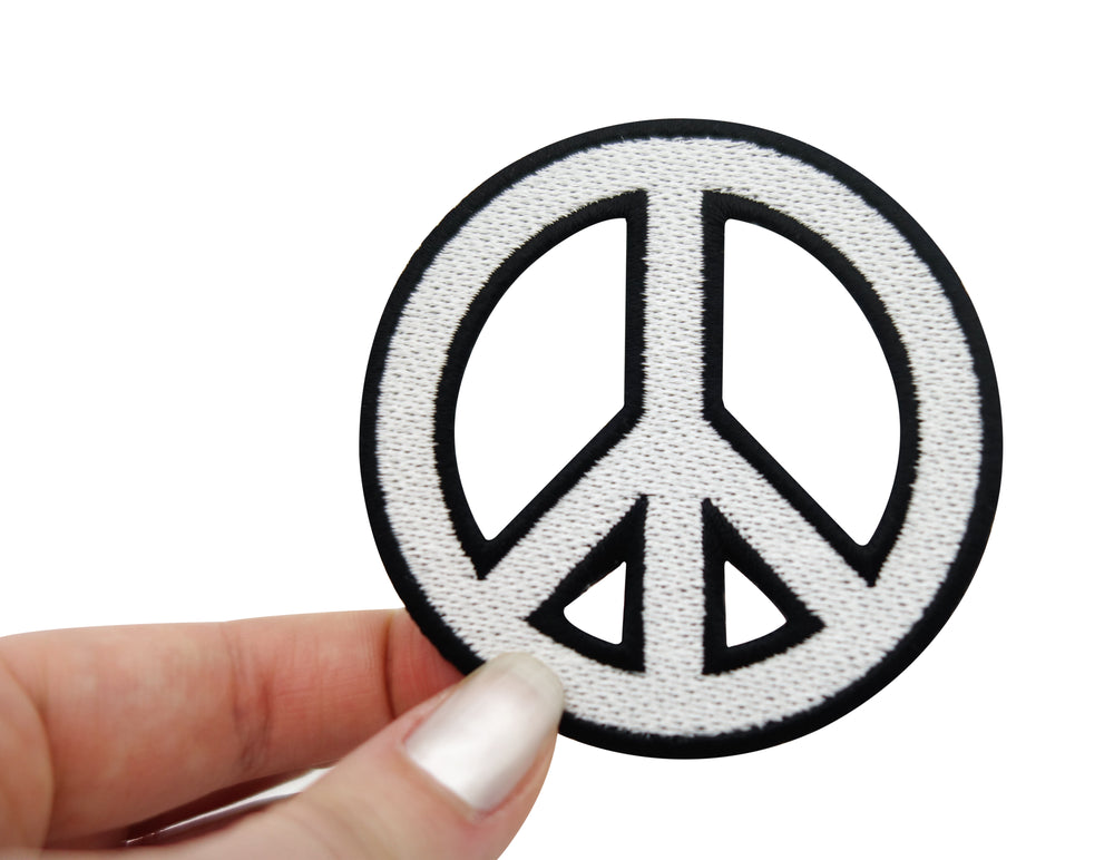 Peace Zeichen Patch gehalten von einer Frauenhand