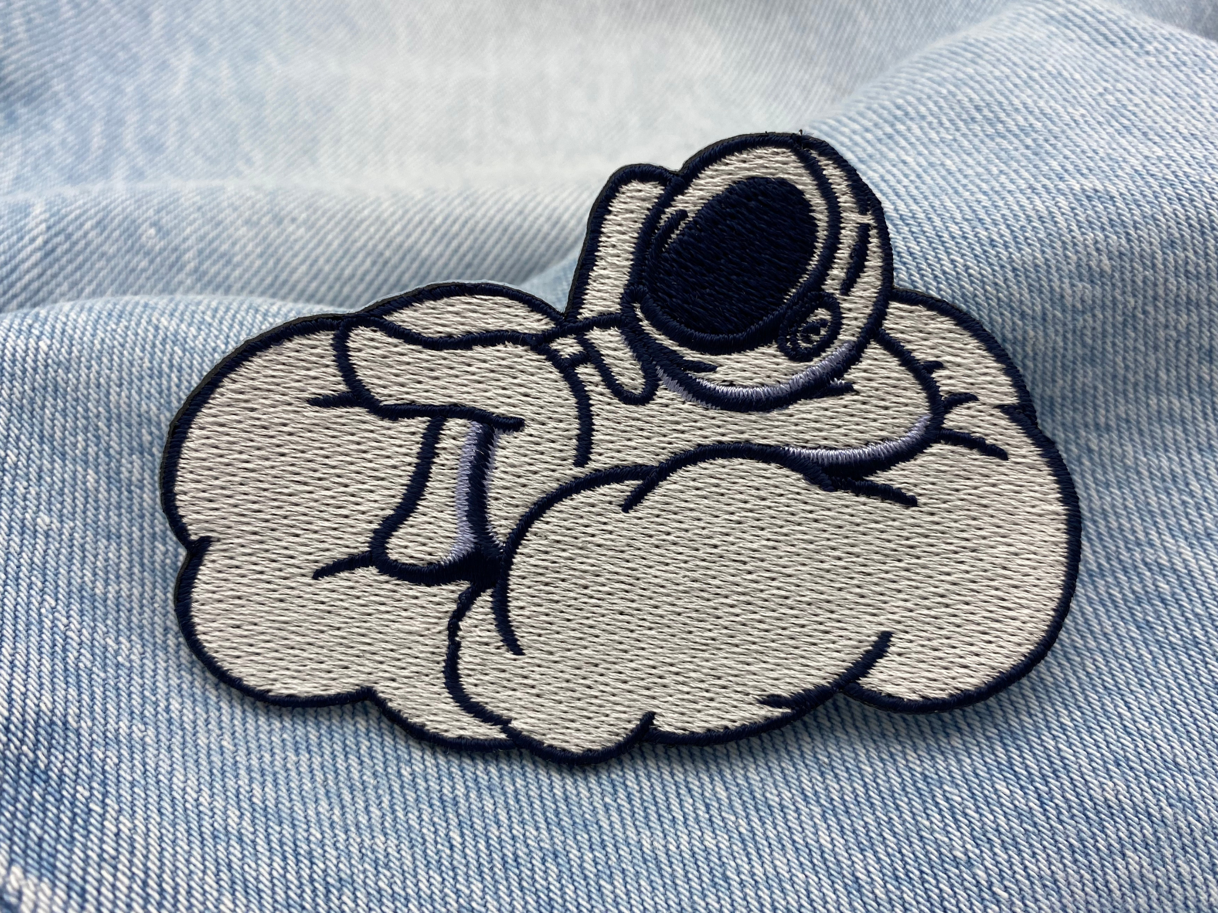 Astronaut auf Wolke Patch auf blauer Jeans