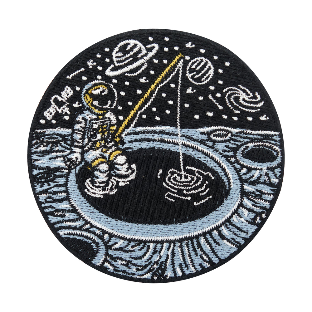 Schwarzer angelnder Astronaut auf dem Mond Patch 