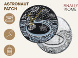 Vorder- und Rückseite des Patches, mit Bügelfolie. „Finally Home“ Logo und Nutzungsoptionen: Aufbügeln, Aufnähen, Aufkleben mit Textilkleber