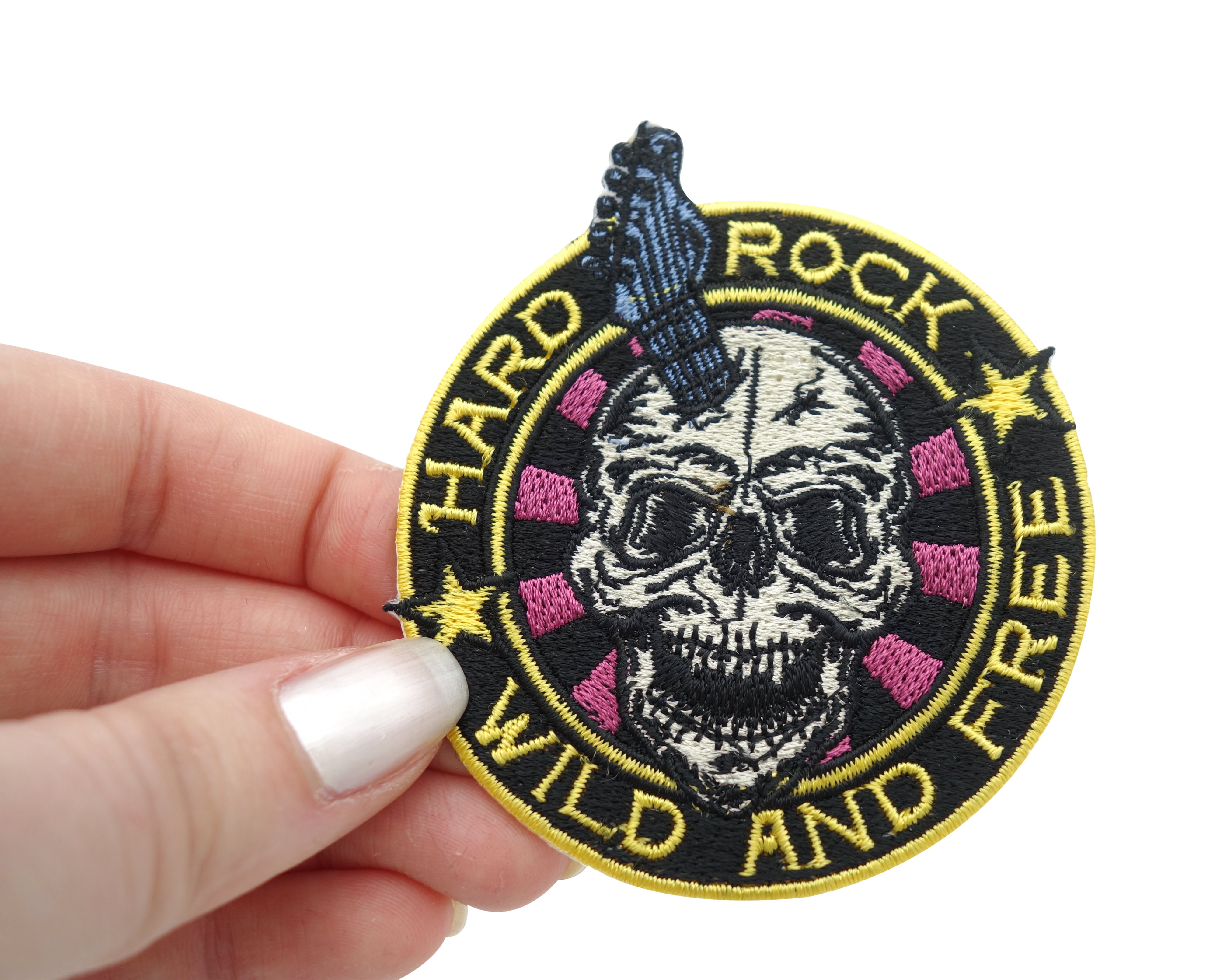 Totenkopf Patch gehalten von einer Frauenhand