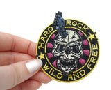 Totenkopf Patch gehalten von einer Frauenhand