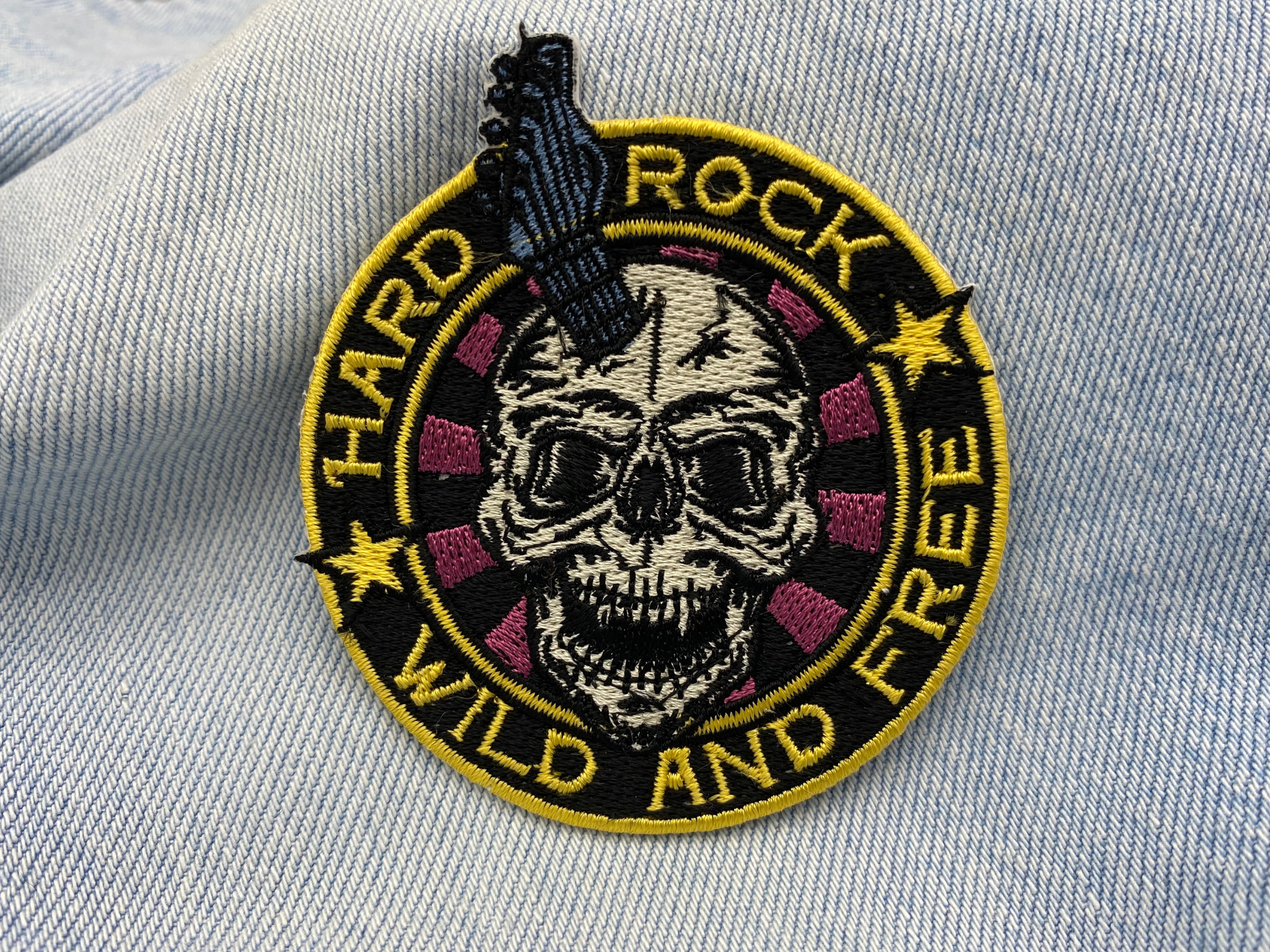 Totenkopf Patch auf blauer Jeans