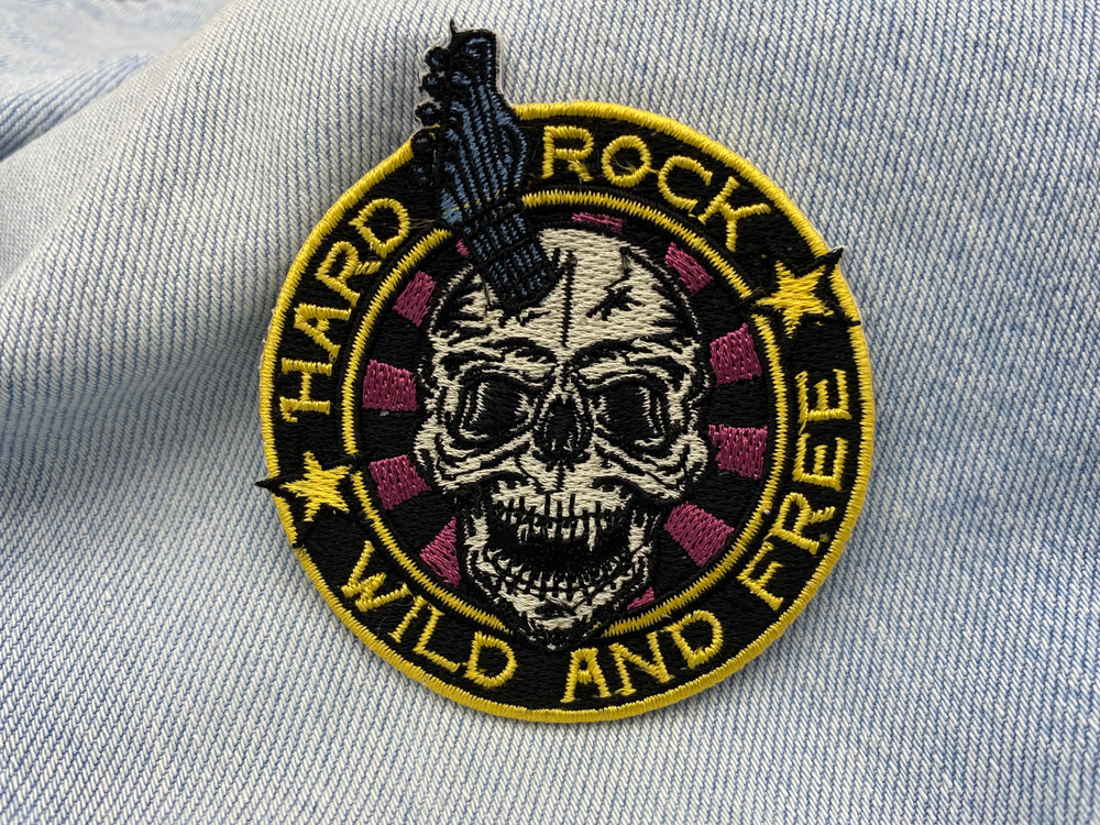 Totenkopf Patch auf blauer Jeans