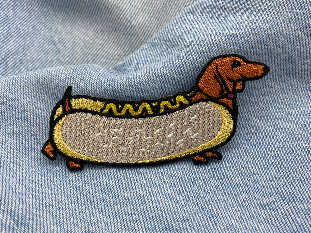 Dackel Patch auf blauer Jeans