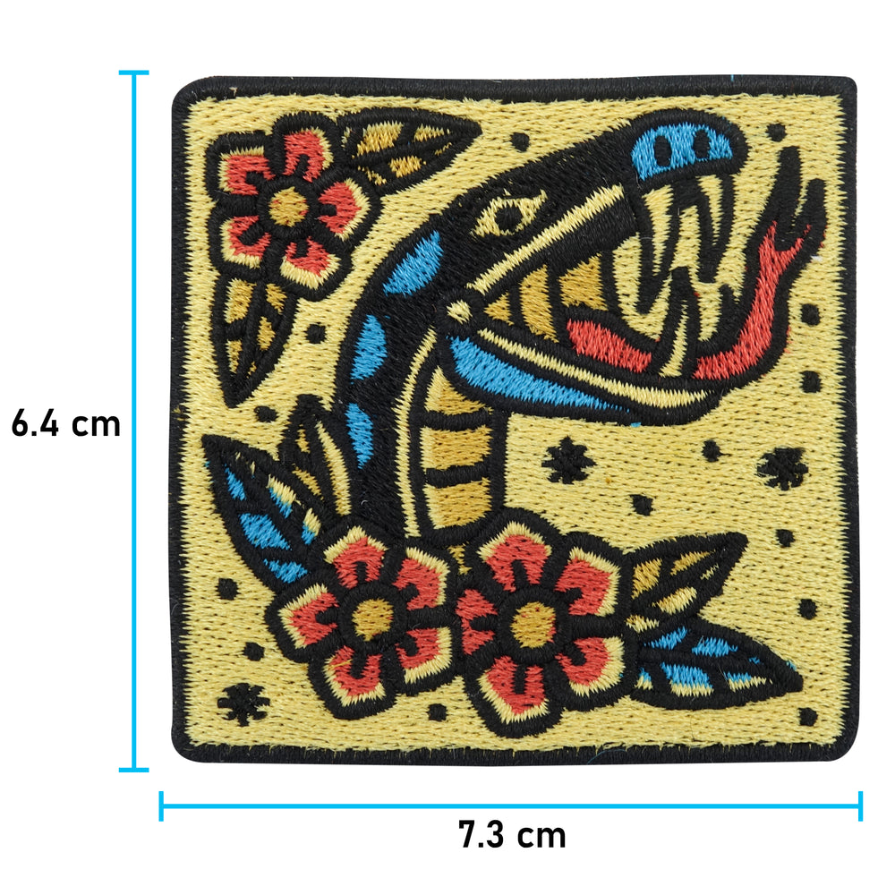 Schlange mit Blumen Patch mit der Maße:  6,4 x 7,3 cm