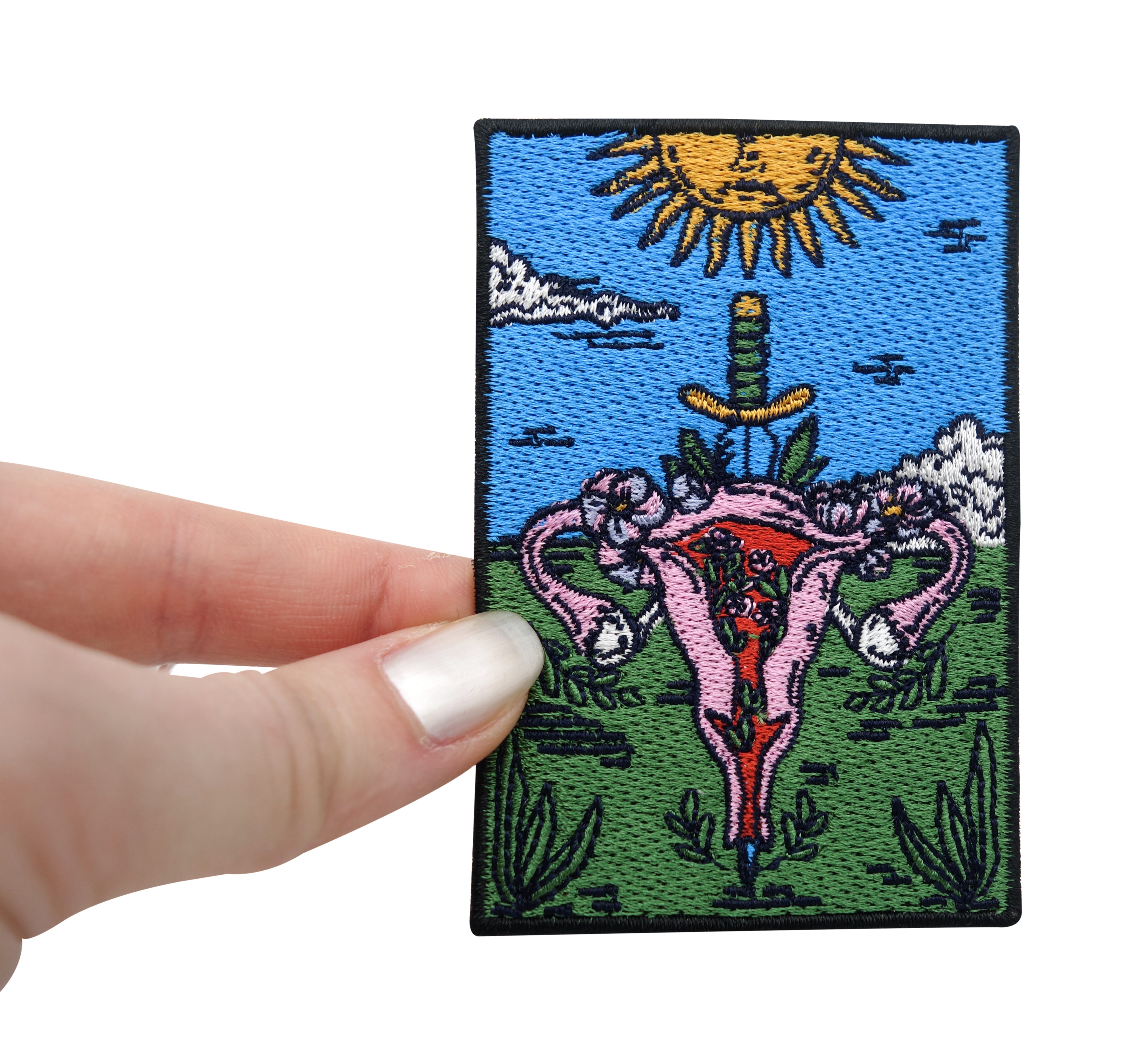 Frauenhand hält den Gebärmutter Patch