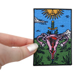 Frauenhand hält den Gebärmutter Patch