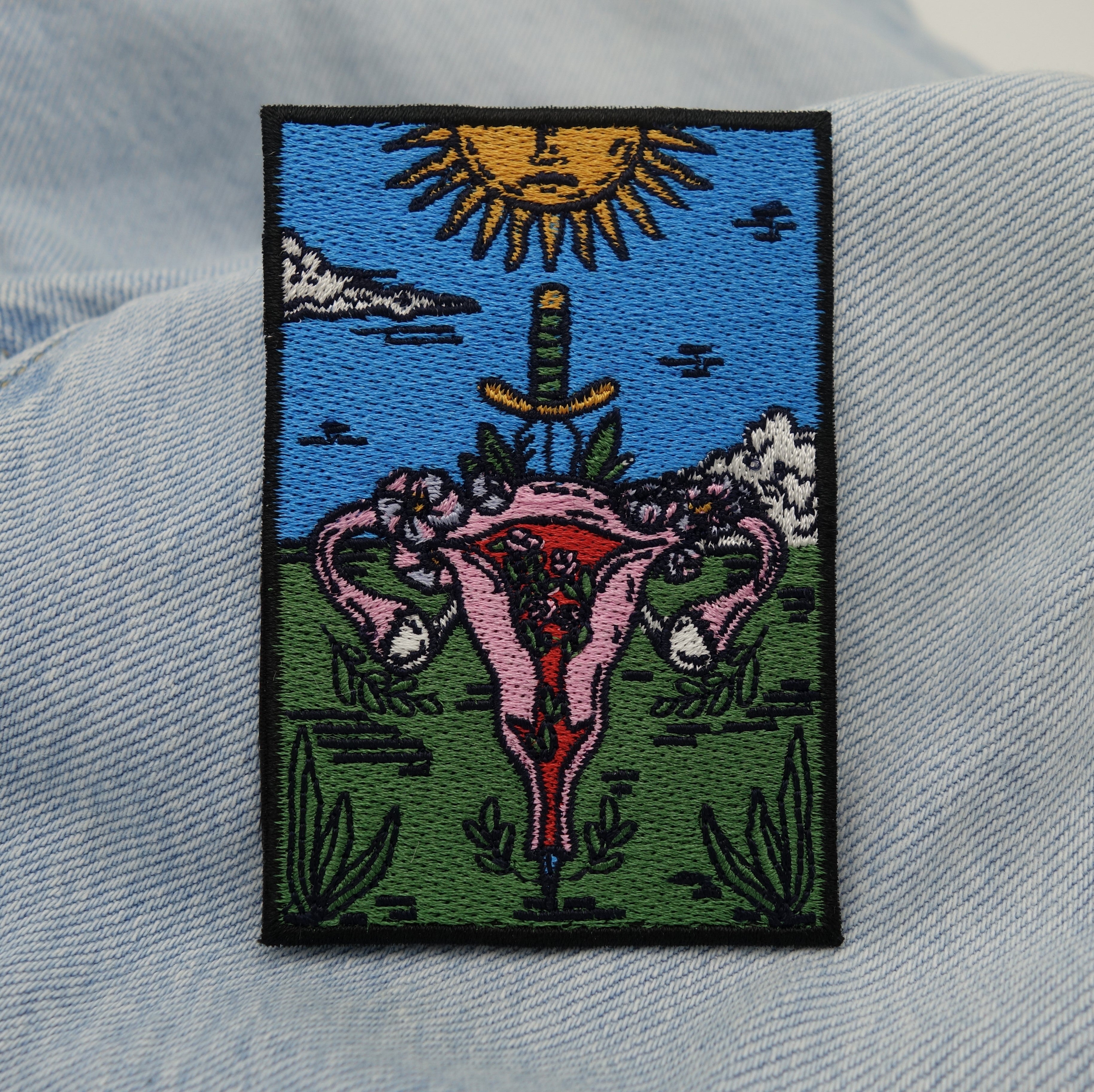 Gebärmutter Patch auf blauer Jeans