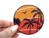 Frauenhand hält den Sonnenuntergang Patch