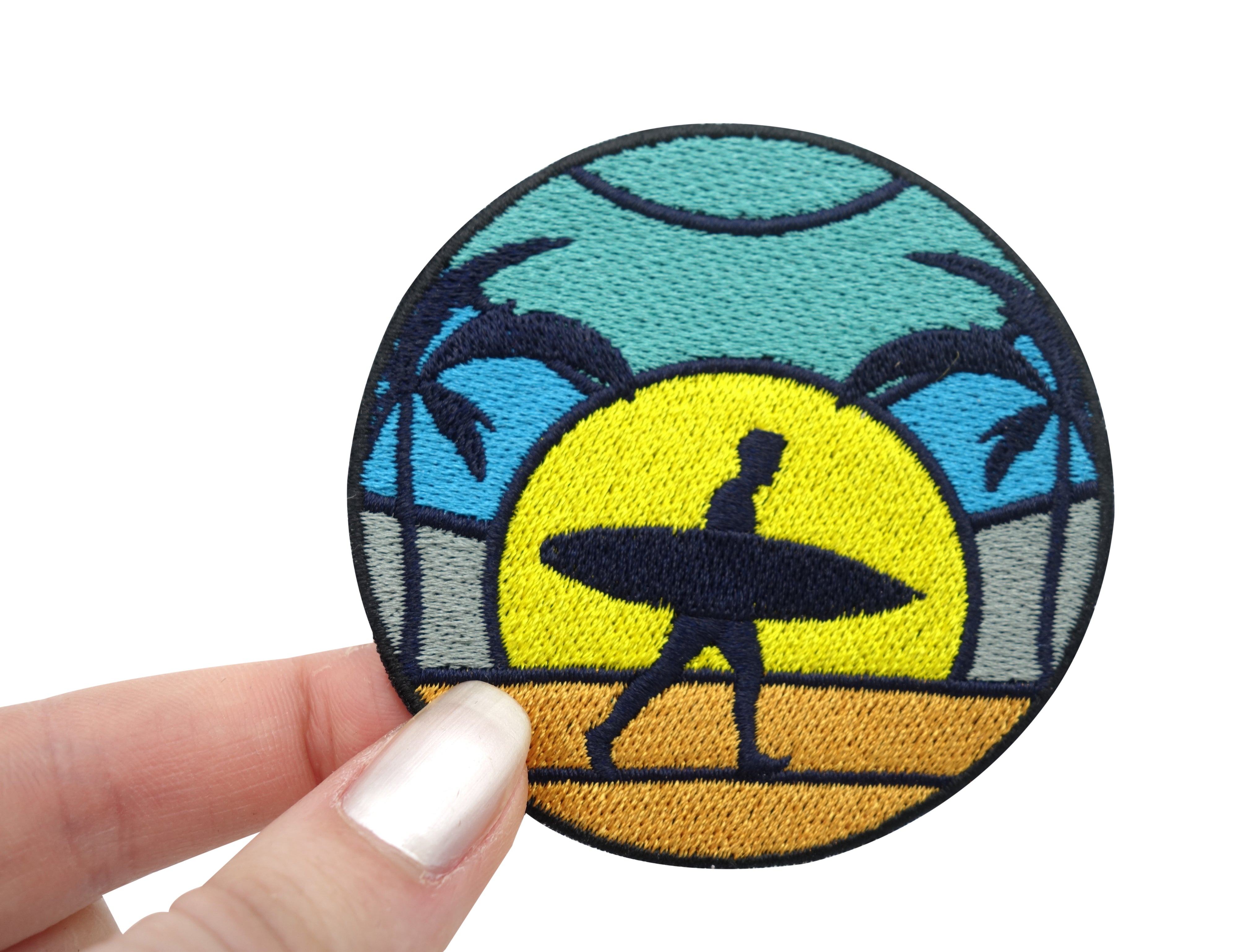 Frauenhand hält den Surfer Patch