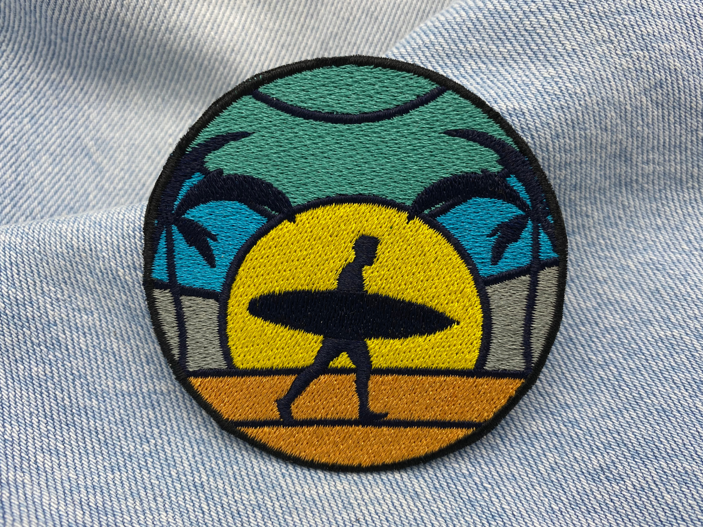 Surfer Patch auf blauer Jeans