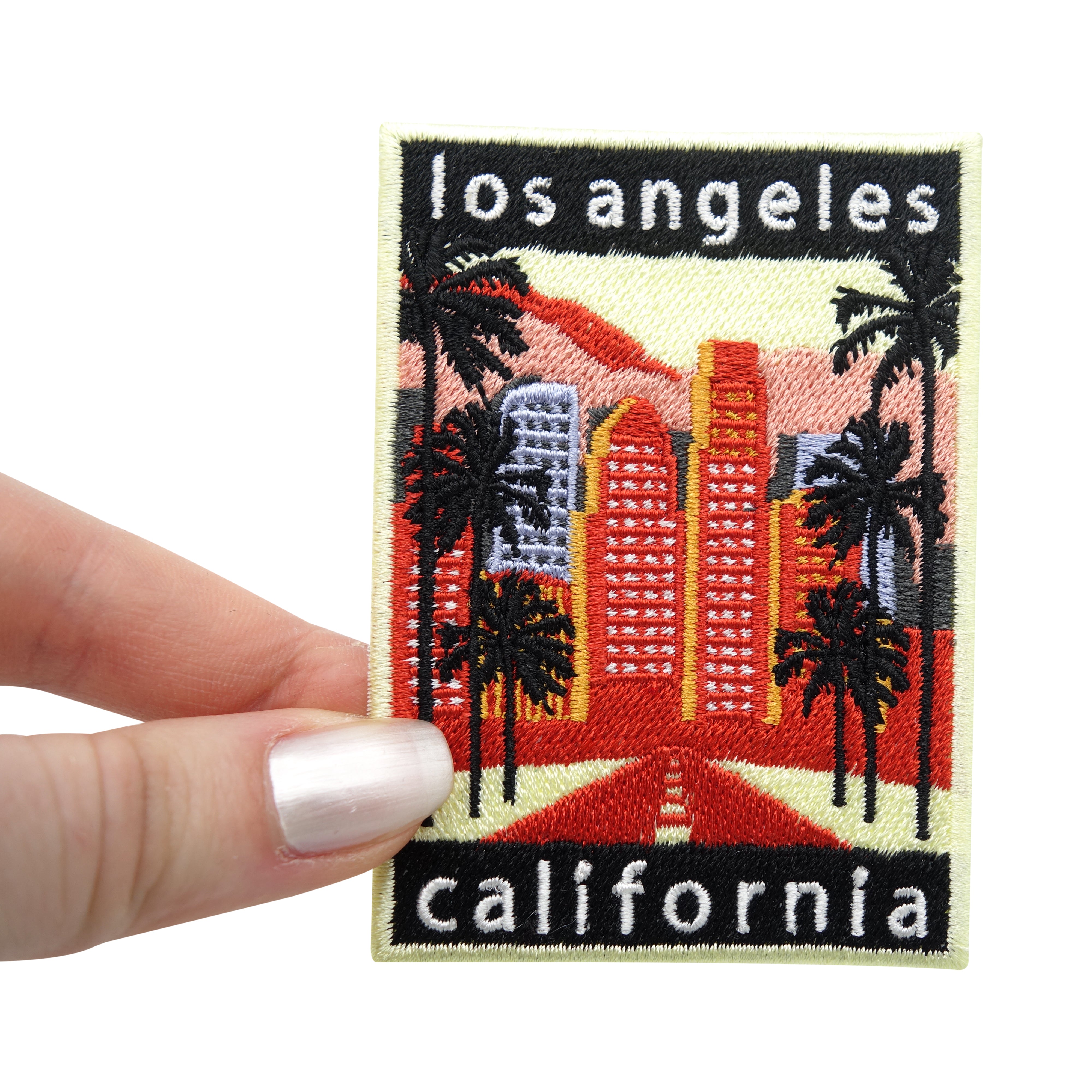 Frauenhand hält den Los Angeles Patch 