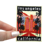 Frauenhand hält den Los Angeles Patch 