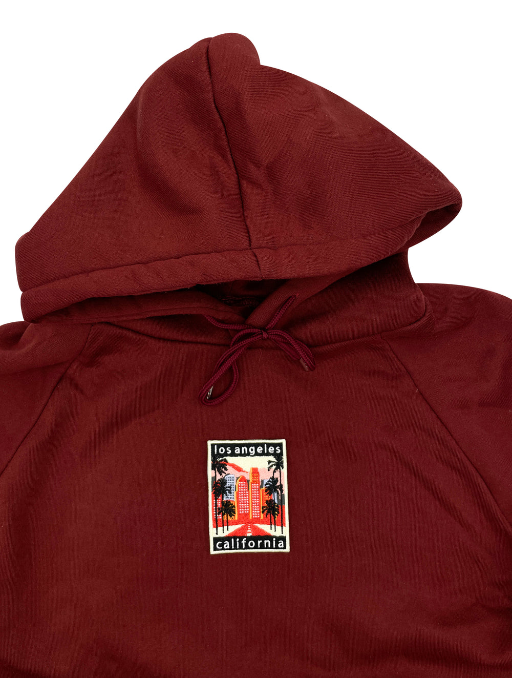 Los Angeles Patch auf rotem Pullover aufgebügelt