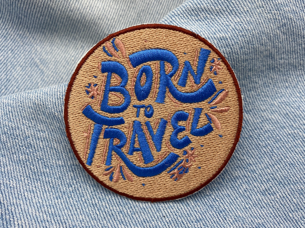 Born to Travel Patch auf blauer Jeans