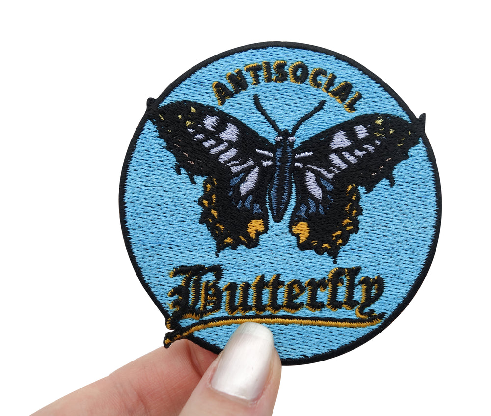 Frauenhand hält den Schmetterling Patch