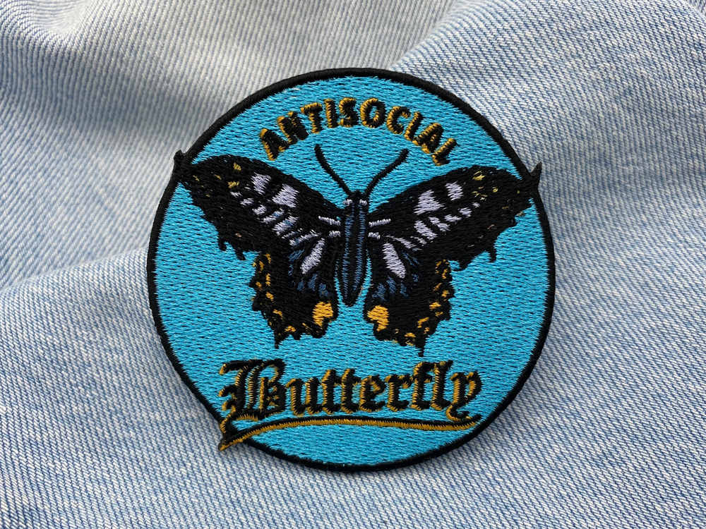 Schmetterling Patch auf blauer Jeans