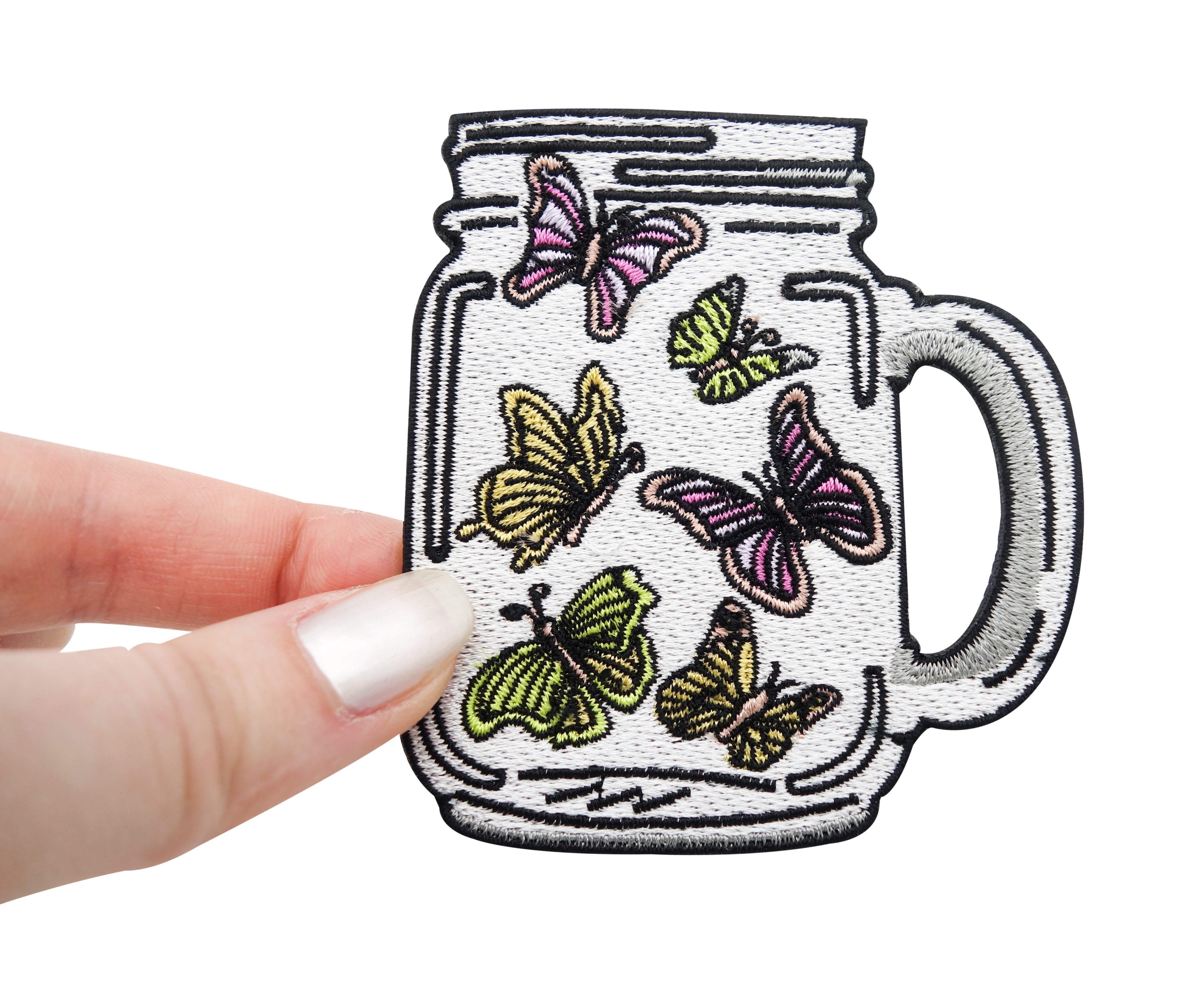 Frauenhand hält den Schmetterlinge im Glas Patch