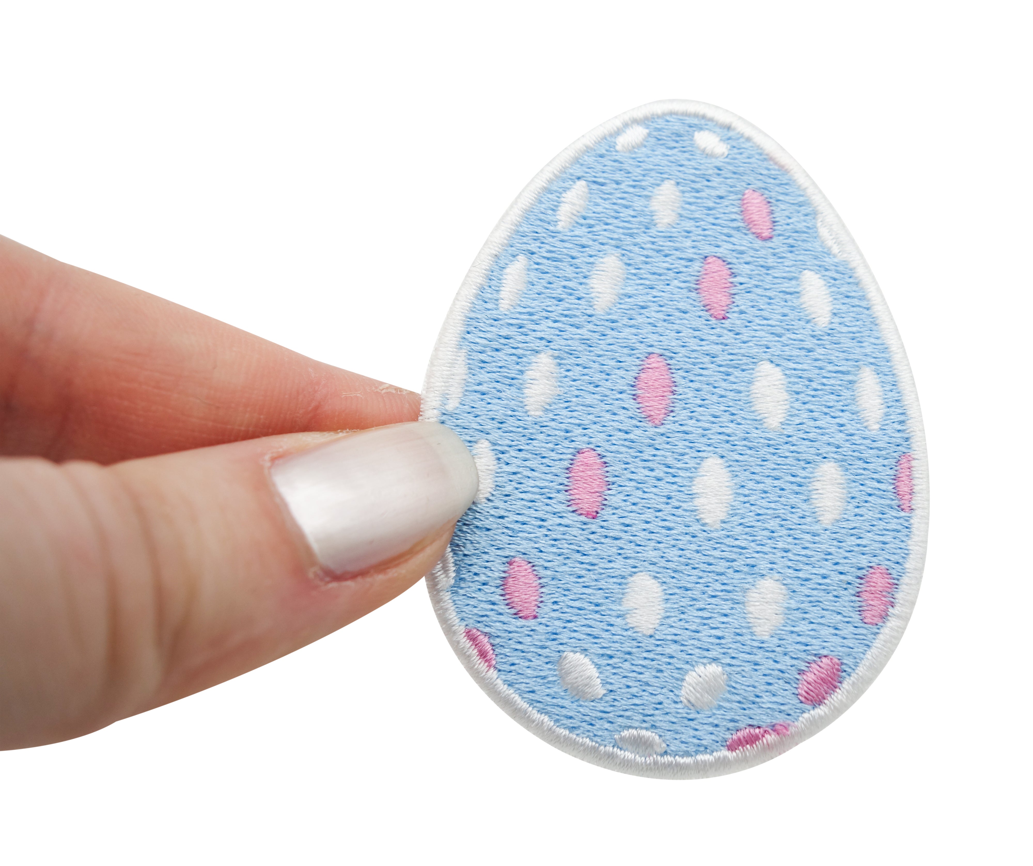 Frauenhand hält den Osterei Patch