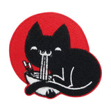 Rot-schwarze Katze isst Nudeln Patch