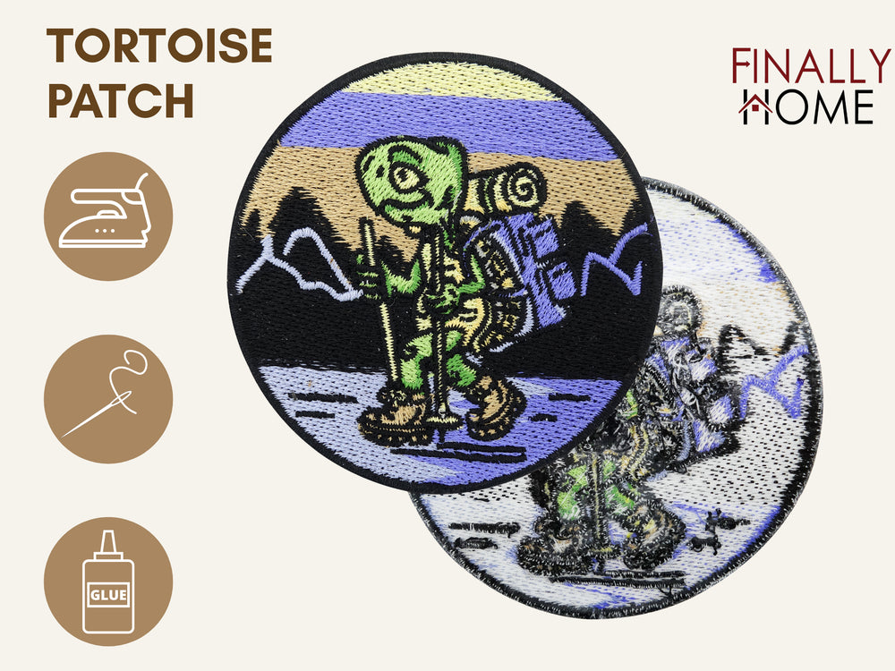 Vorder- und Rückseite des Patches, mit Bügelfolie. „Finally Home“ Logo und Nutzungsoptionen: Aufbügeln, Aufnähen, Aufkleben mit Textilkleber