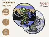 Vorder- und Rückseite des Patches, mit Bügelfolie. „Finally Home“ Logo und Nutzungsoptionen: Aufbügeln, Aufnähen, Aufkleben mit Textilkleber