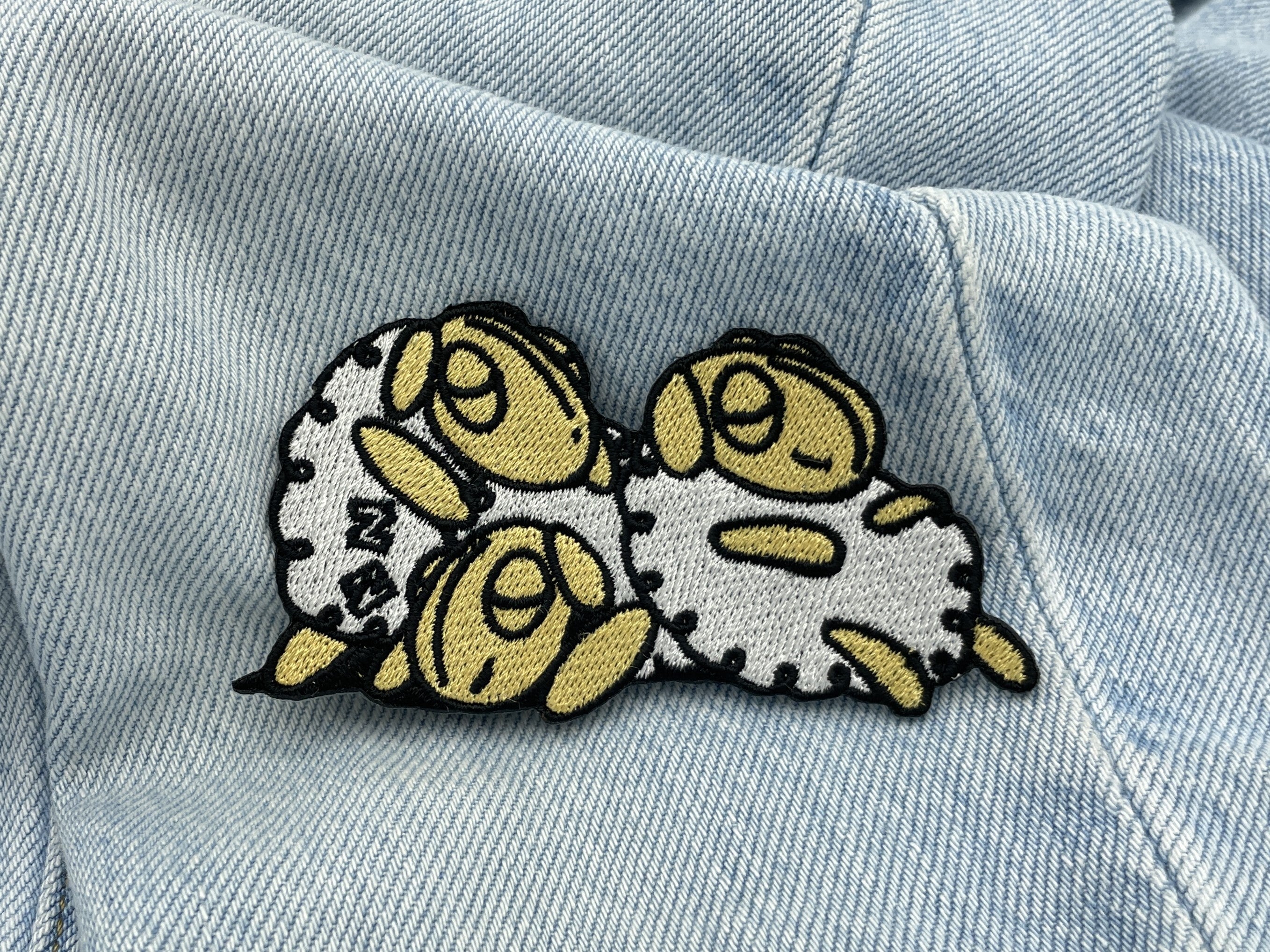Schlafende Schafe Patch auf blauer Jeans