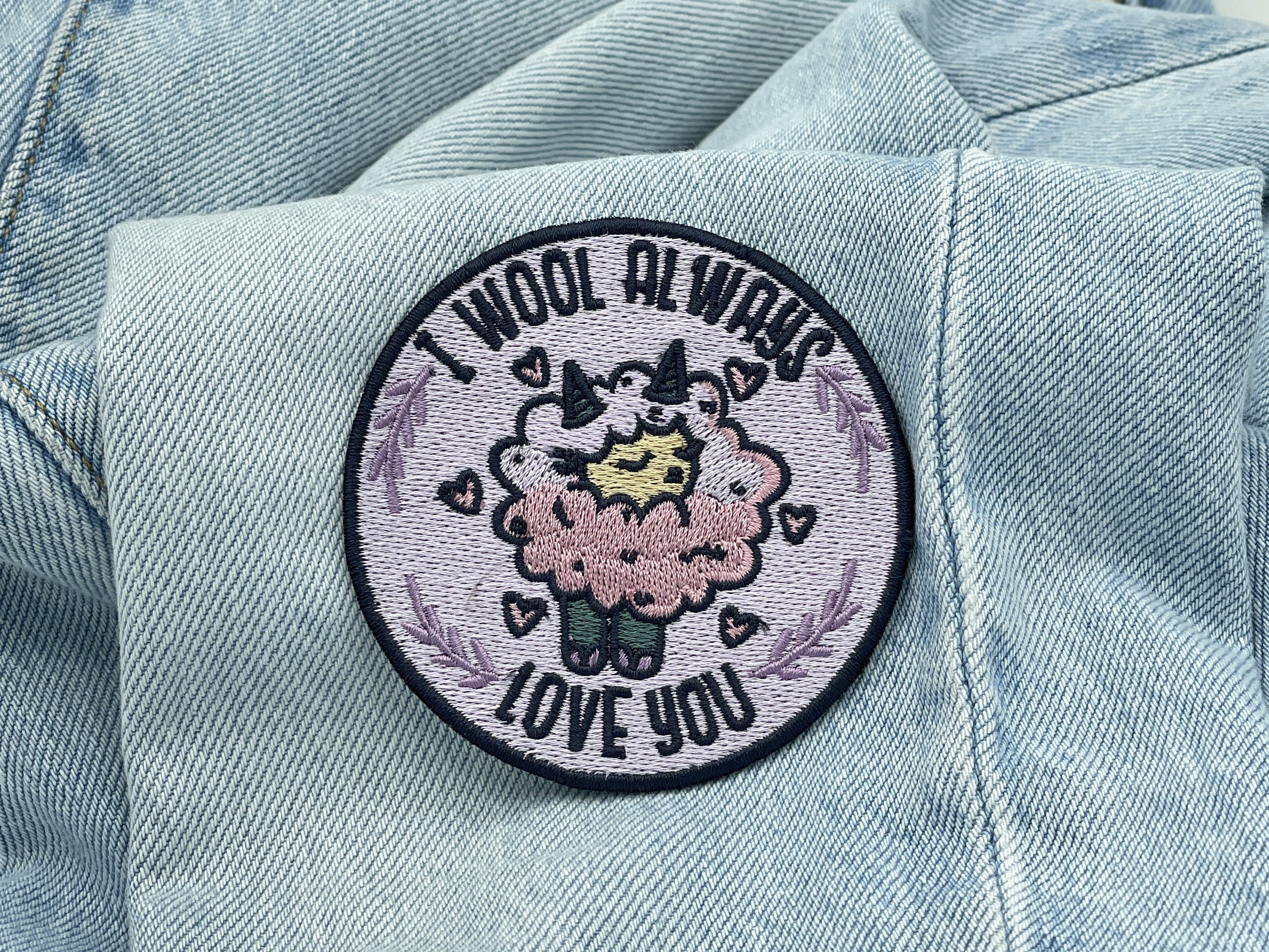 Liebes Patch auf blauer Jeans